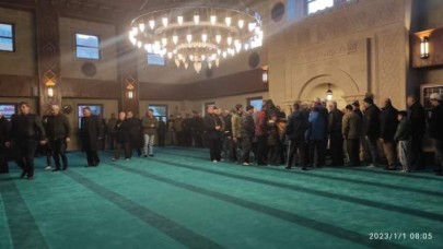 SABAH NAMAZINDA SONGÜL GÜLLE CAMİİ’NDE BULUŞTULAR