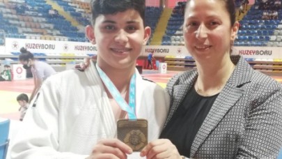 ŞAMPİYON MADALYAYA DOYMUYOR