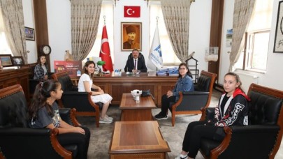 ŞAMPİYONLARDAN BAŞKAN KARGI’YA ZİYARET