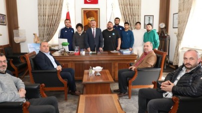ŞAMPİYONLARDAN BAŞKAN KARGI’YA ZİYARET