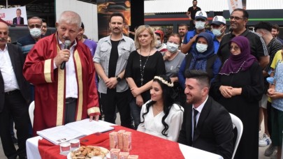 SARI, GENÇ ÇİFTİN NİKAHINI MODİFİYE FUARINDA KIYDI