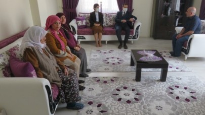 ŞEHİT AİLELERİNİ ZİYARET ETTİ