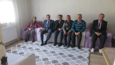 ŞEHİT AİLESİNİ ZİYARET ETTİ