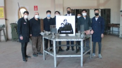 ŞEHİT ANNESİNE ÖĞRENCİLERDEN ANLAMLI HEDİYE
