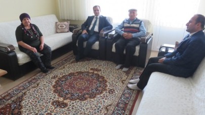 ŞEHİT VE GAZİ AİLELERİNİ ZİYARET ETTİ