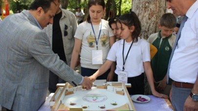 ŞEKER ORTAOKULU´NDA TÜBİTAK 4006 BİLİM FUARI AÇILDI