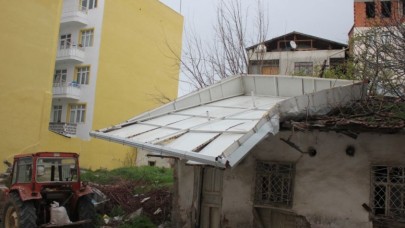 ŞİDDETLİ FIRTINA ÇATILARI UÇURDU