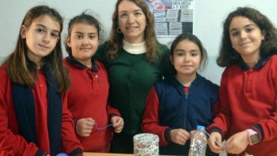 SMA HASTASI VE LÖSEMİLİ ÇOCUKLARIN TEDAVİSİNE KATKI İÇİN BİLEKLİK ÖRÜYORLAR