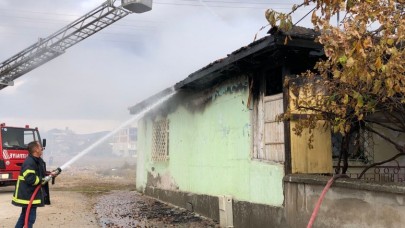 SULUOVA’DA BACA YANGINI, BİR EV KULLANILAMAZ HALE GELDİ