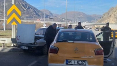 TAKSİ İLE OTOMOBİL ÇARPIŞTI 4 YARALI