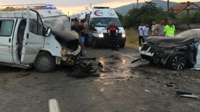 TARIM İŞÇİLERİNİ TAŞIYAN MİNİBÜS KAZA YAPTI 20 YARALI