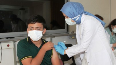 TAŞOVA’DA LİSE ÖĞRENCİLERİ AŞILANIYOR