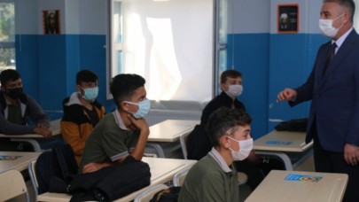 TAŞOVA’DA OKULLARI ZİYARET ETTİ