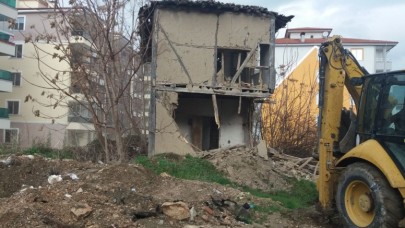 TEHLİKELİ VE METRUK BİNALAR YIKILIYOR
