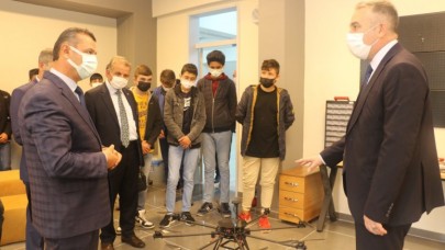 TEKNOLOJİ VE İNOVASYON ATÖLYESİNİ ZİYARET ETTİ