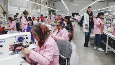 TİCARİ ÜRETİME ARA VERİP, DEPREMZEDELER İÇİN MESAİ YAPIYORLAR