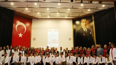 TIP FAKÜLTESİ 1. SINIF ÖĞRENCİLERİ BEYAZ ÖNLÜK GİYME TÖRENİ DÜZENLENDİ