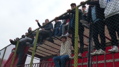 TIR DORSESİNDEN BAL FUTBOL MAÇINI TAKİP ETTİLER