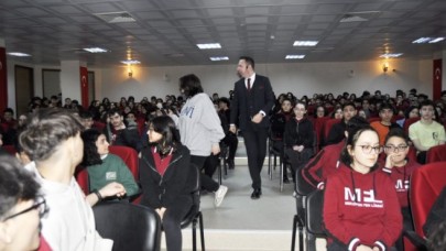 TOLGA BARE, FEN LİSESİ’NDE KONFERANS VERDİ