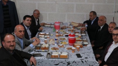 TOPLU İFTARA KATILDI  MUHTARIN EVİNE KONUK OLDU