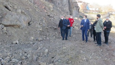 TOPRAK KAYAN BÖLGEDE İNCELEMEDE BULUNDU