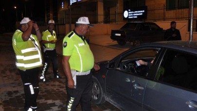TRAFİKTE YÜKSEK SESLE MÜZİK DİNLEYEN SÜRÜCÜLERE CEZA KESİLDİ