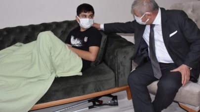 TREN KAZASINDA AYAĞI KAYBEDEN EREN BULUT'A BAŞKAN SARI’DAN MORAL ZİYARETİ