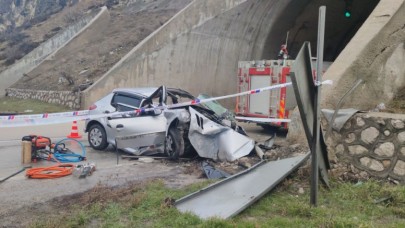 TÜNEL DUVARINA ÇARPTI 2 ÖLÜ, 2 YARALI