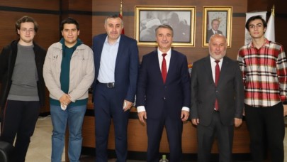 TÜRKİYE BİRİNCİLERİNDEN REKTÖR ELMACI’YA ZİYARET