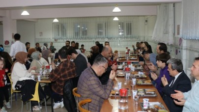 TÜRKMEN, İFTARINI ÖĞRENCİLERLE YAPTI