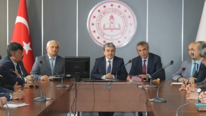 TÜRKMEN, OKUL MÜDÜRLERİ İLE DEĞERLENDİRME TOPLANTISI YAPTI