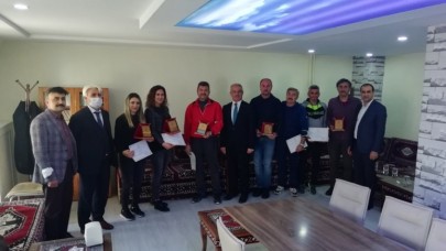 TURNUVALARDA EMEĞİ GEÇENLERE PLAKET TAKDİM EDİLDİ