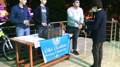 ÜLKÜ OCAKLARINDAN VATANDAŞLARA KANDİL SİMİDİ VE TATLI İKRAMI
