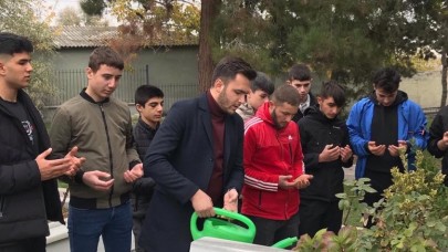 ÜLKÜCÜ GENÇLERDEN ŞEHİTLİK ZİYARETİ
