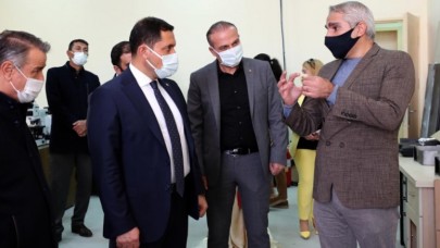 ÜNİVERSİTE’NİN LABORATUVARLARINDA İNCELEMELERDE BULUNDU