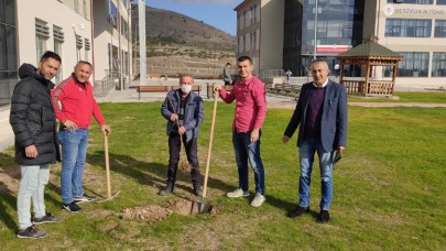 ÜNİVERSİTE ÖĞRENCİLERİ FİDAN DİKTİ