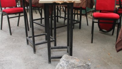 ÜZERİNE BETON PARÇASI DÜŞTÜ