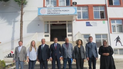 VALİ HÜSEYİN POROY ORTAOKULUNU ZİYARET ETTİ