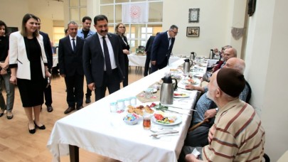 YAŞLILARIMIZ BİZLERİN YAŞAYAN HAFIZALARIDIR