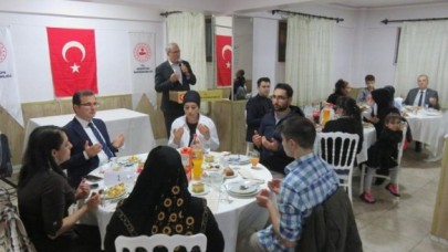 YETİM VE ÖKSÜZ ÇOCUKLARLA İFTARDA BİR ARAYA GELDİLER