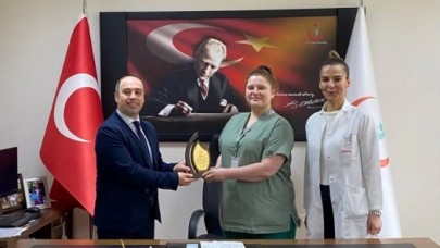 YILIN HEKİMİNE PLAKET VERİLDİ