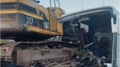 YOLCU OTOBÜSÜ İLE İŞ MAKİNASI ÇARPIŞTI