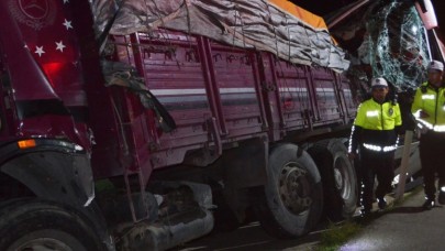 YOLCU OTOBÜSÜ İLE TIR ÇARPIŞTI 2 ÖLÜ, 20 YARALI