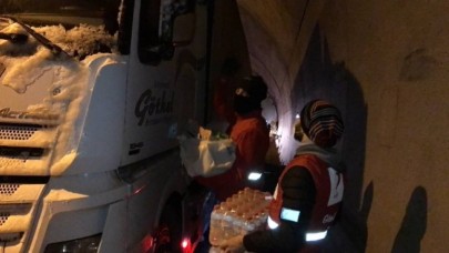 YOLDA KALANLARIN İMDADINA KIZILAY YETİŞİYOR
