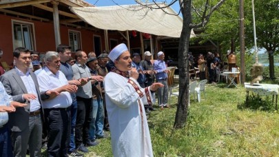 YUKARIOVACIK KÖYÜ’NDE YAĞMUR DUASI YAPILDI