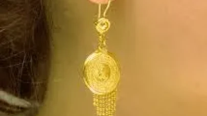 Kadınlarda Çeyrek Küpe Modası Geri Döndü!