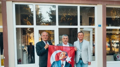 CHP Hamamözü'nden  Cumhuriyet Bayramı’na Özel Bayrak Dağıtımı