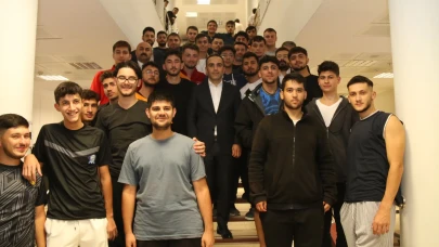 Gençler Hem Bilgilendi Hem Kan Bağışladı