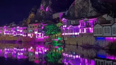 Amasya Yalı Boyu Evleri Pembe Işıklarla Aydınlandı