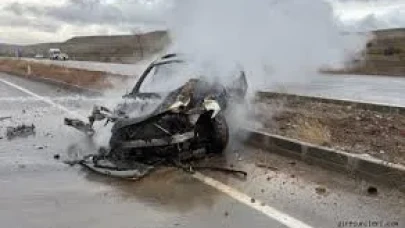Kayganlaşan yolda kaza yaptı, otomobil alev aldı
